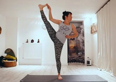UTTHITA HASTA PADANGUSTH ASANA-B ter