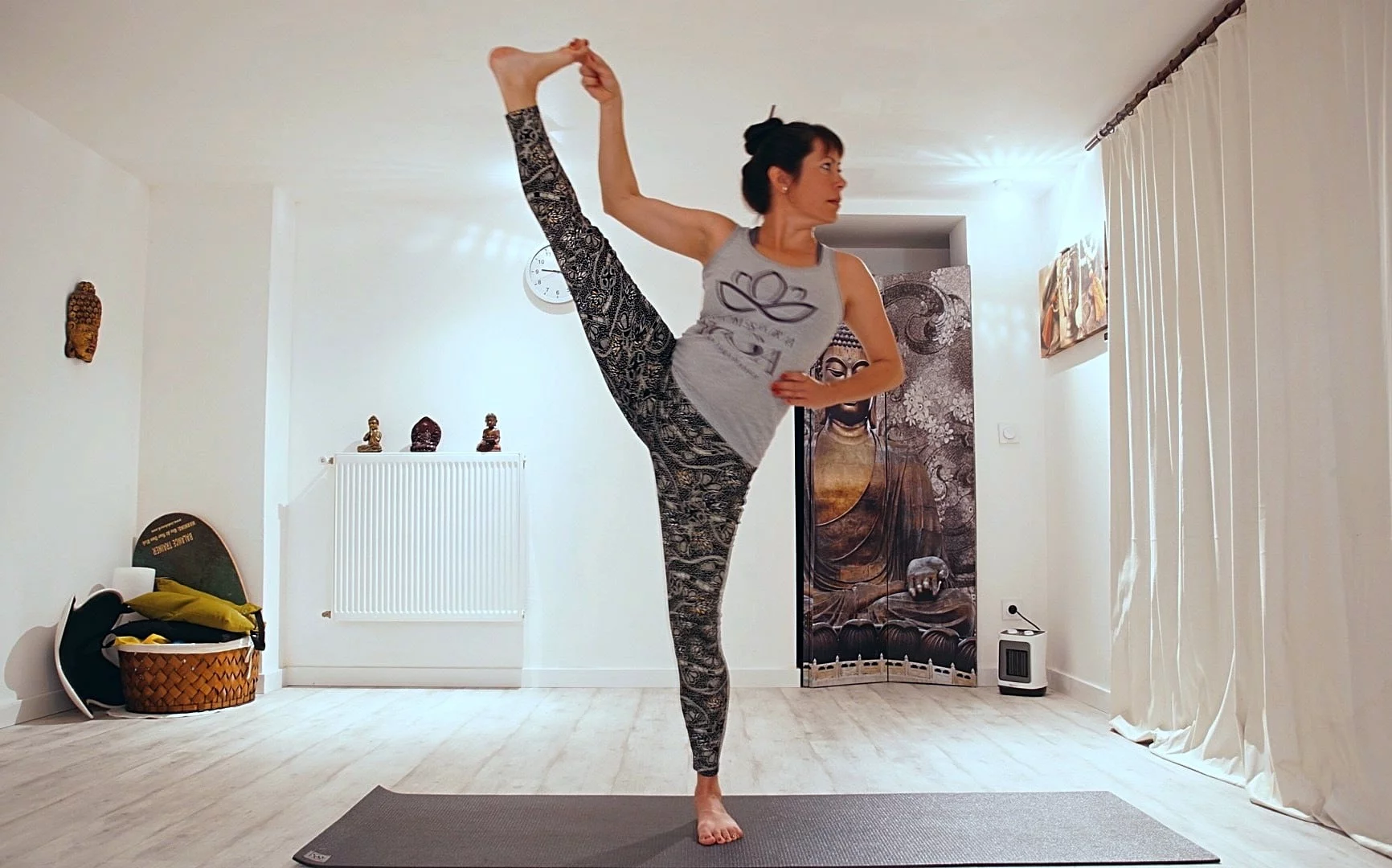 UTTHITA HASTA PADANGUSTH ASANA-B ter