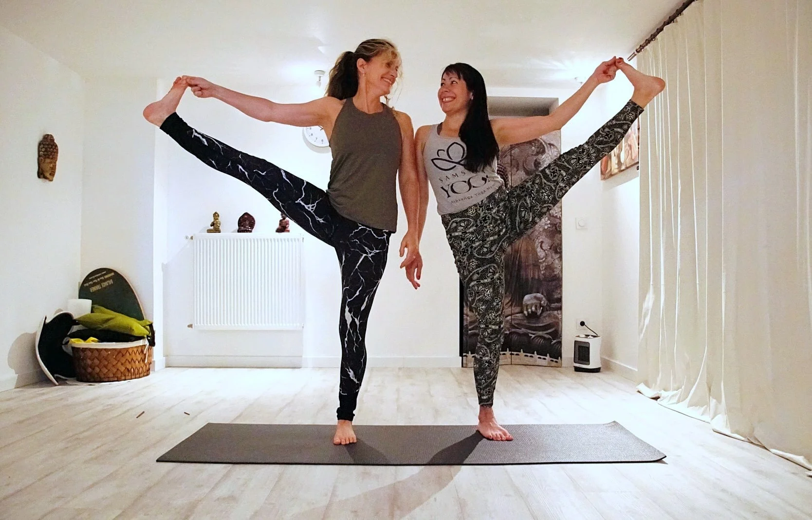 UTTHITA HASTA PADANGUSTH ASANA-B symétrie